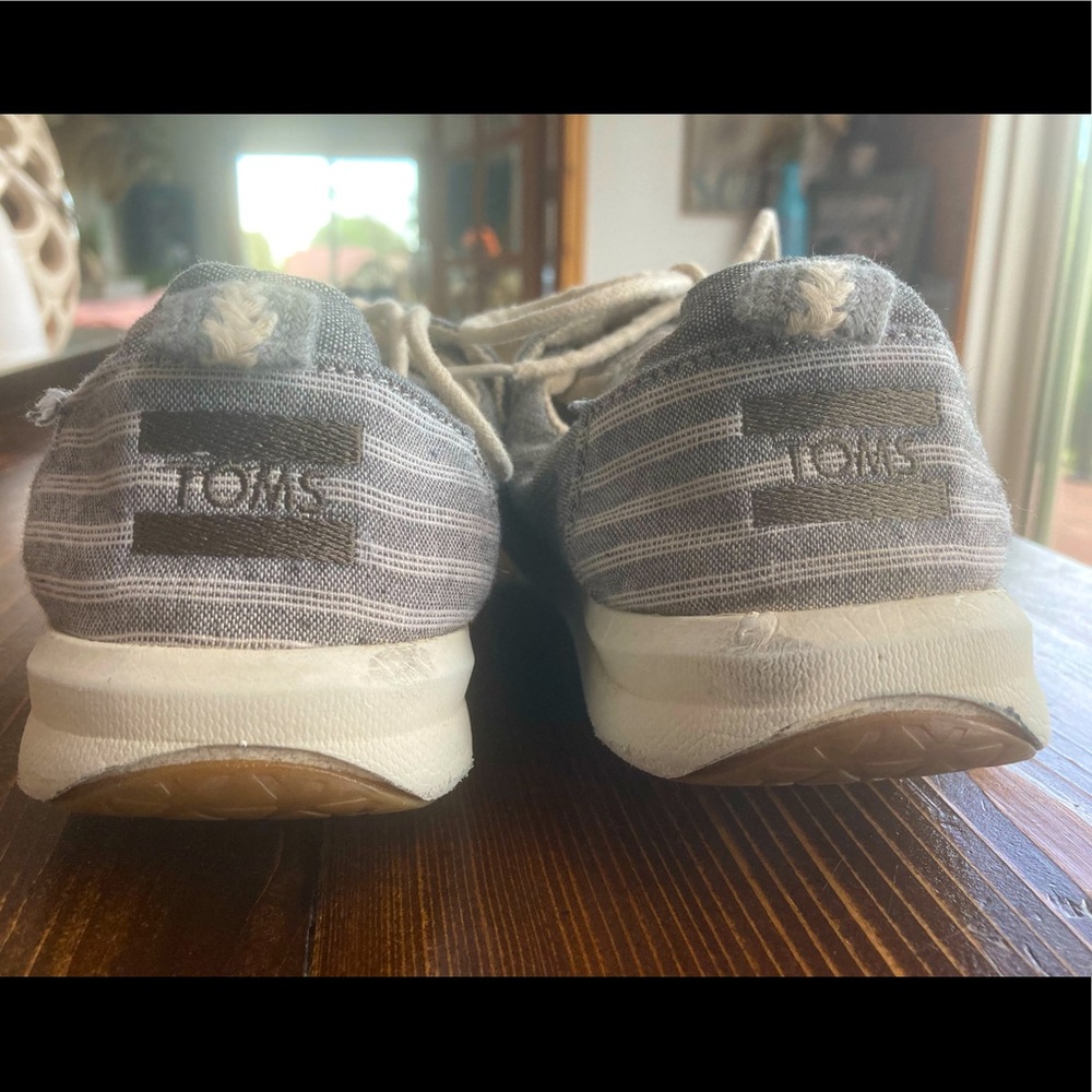 Tom’s gray women’s lace-up casual sneakers, size 9.